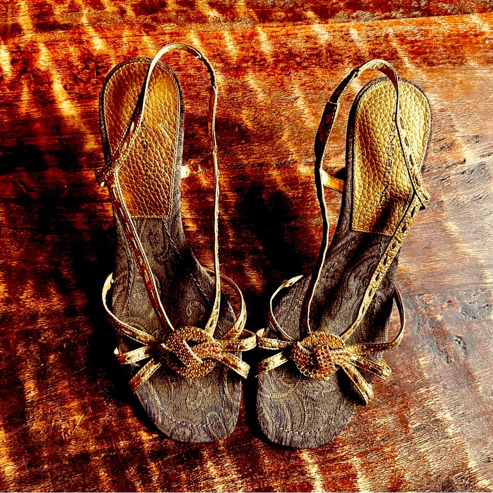 Bandolino gold medium hilled pumps